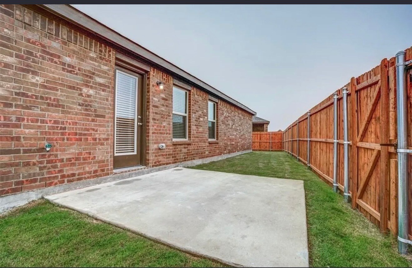 Building Photo - 2426 Lupton