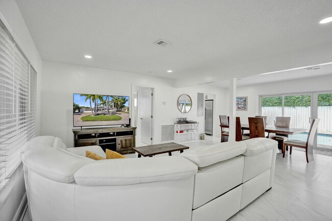 Building Photo - 1633 SE 5th Ct