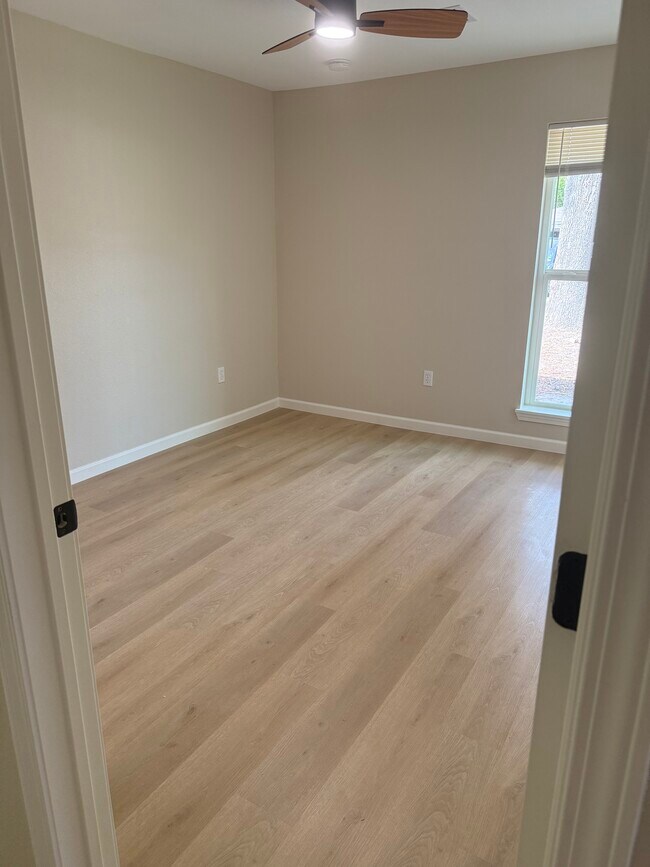 Building Photo - 1407 W Donovan St