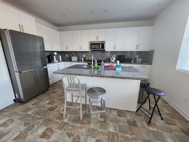 Building Photo - Modern 4BR Townhome in Fontana
