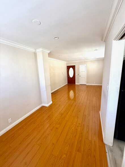 Building Photo - 12753 Oxnard St