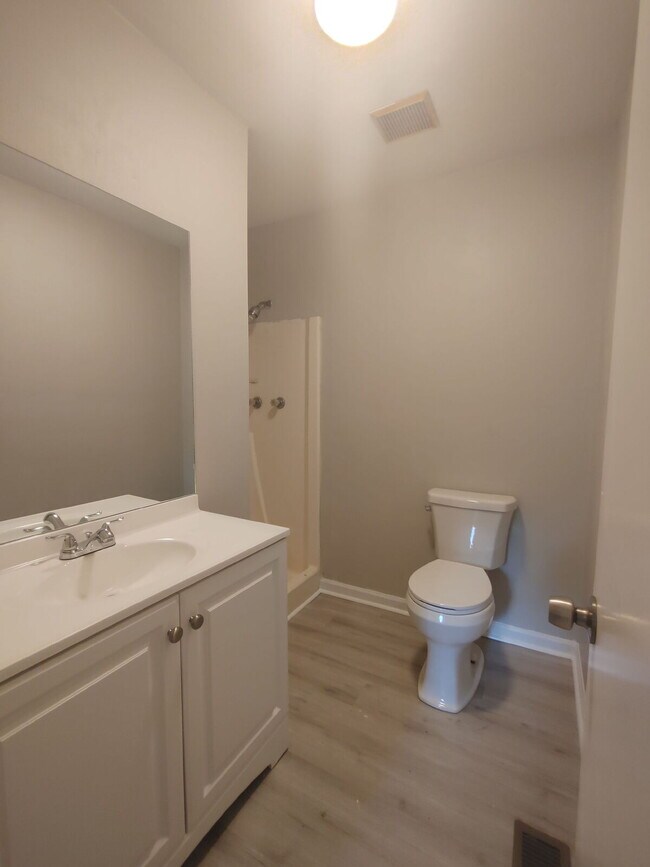 Building Photo - Spacious 2 Bedroom/2 Bath
