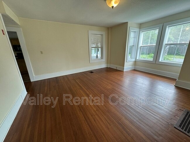 Building Photo - 28 School St