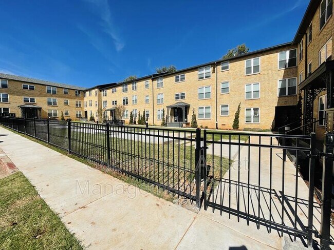 Building Photo - 701 Culbertson Dr
