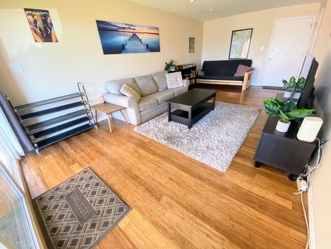 Building Photo - Intern Housing Available-Furnished Flexible lease terms Large 3 bedroom, 2 bathroom peaceful condo