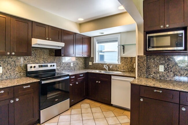 Building Photo - 5bd/4ba Seattle Home