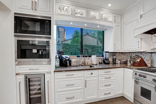 Building Photo - 614 Poinciana Dr