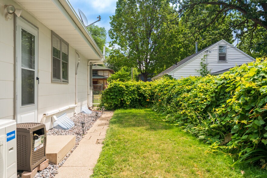 Side Yard - 5314 Hiawatha Ln