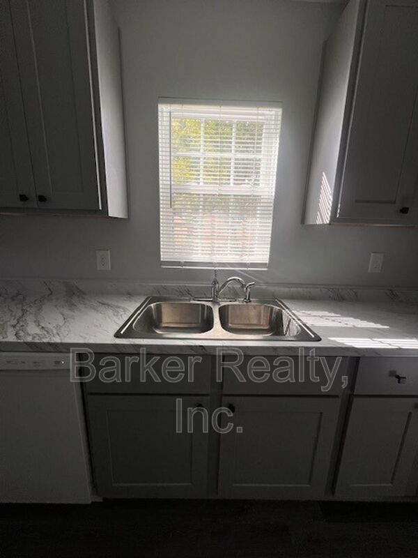 Building Photo - 1602 Pender St