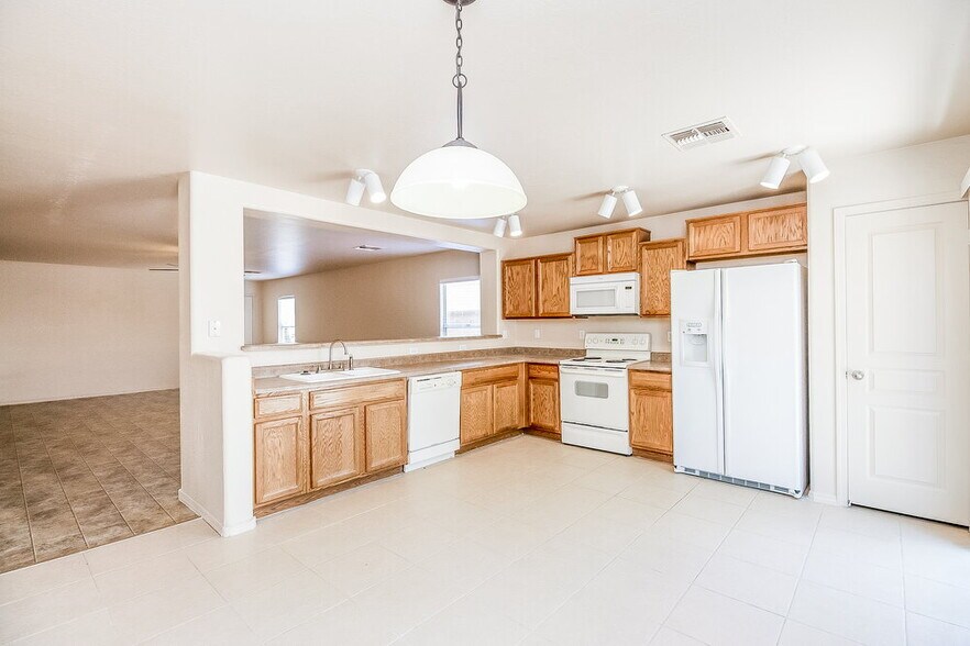 Building Photo - 4090 E Silverbell Rd