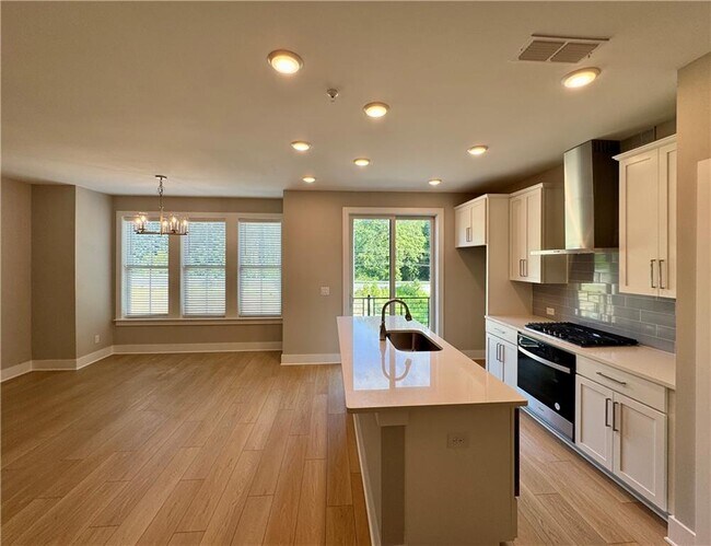 Building Photo - 913 Echo Pk Dr