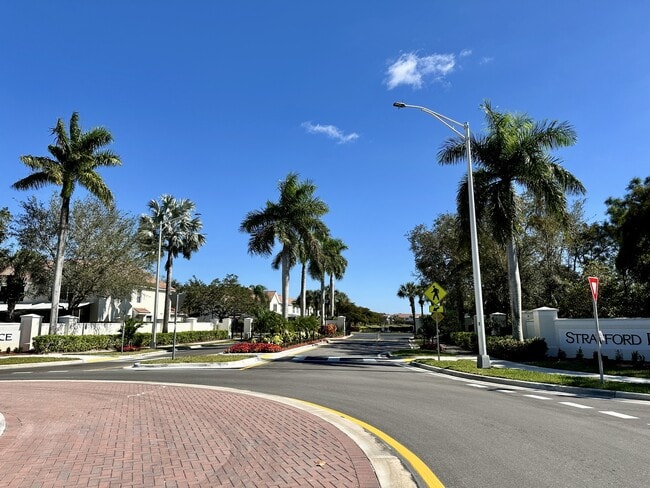 Building Photo - 909 Hampton Cir