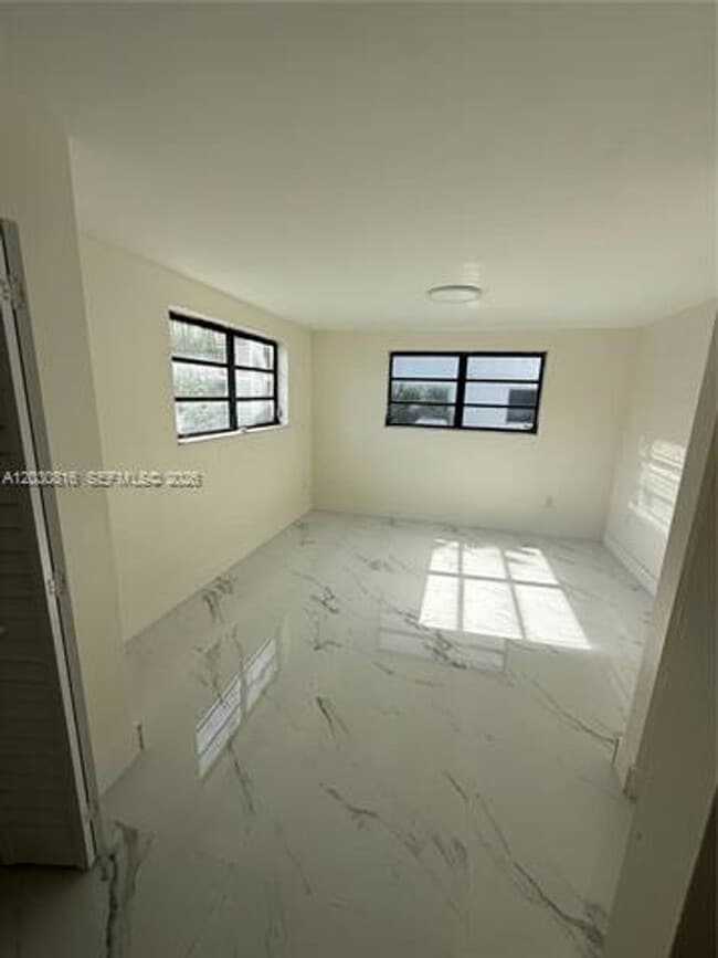 Building Photo - 1673 Bay Rd