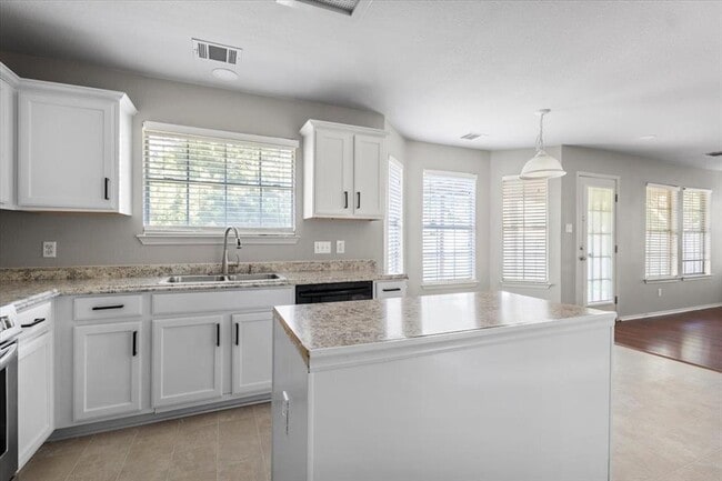 Building Photo - 10525 Hainsworth Park Dr