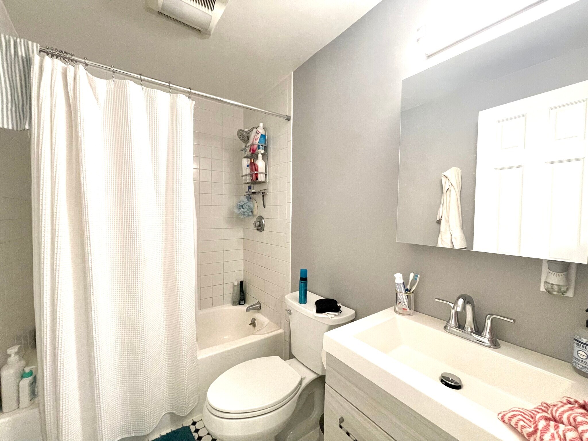 Building Photo - 525 E 3rd St