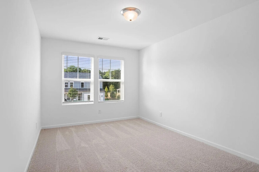 Building Photo - Room in House on Starmoss Ln