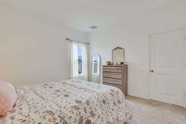 Building Photo - 2712 Louris Ln