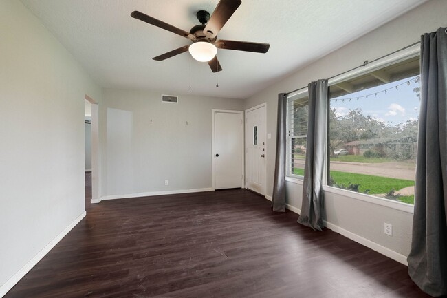 Building Photo - 323 Craigmont Ln
