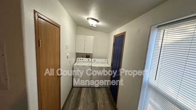 Building Photo - 1564 W Polk St