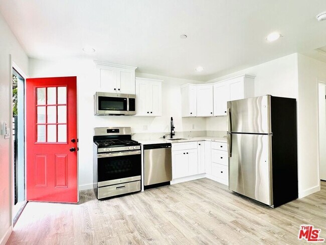 Building Photo - 2628 Beachwood Dr