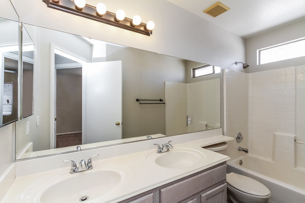 Building Photo - 4701 Cliff Breeze Dr