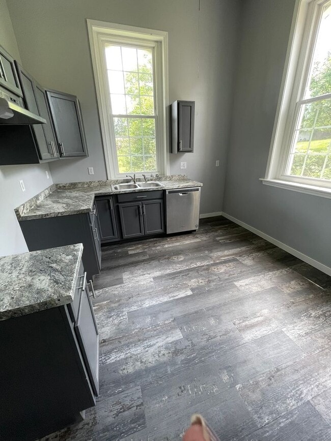 Building Photo - Single Family Home 2 Bedrooms 1 Bath with ...