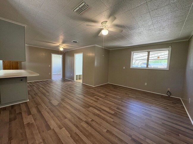 Building Photo - Gorgeous 4 bedroom/1 bath with Central Air and Heat!