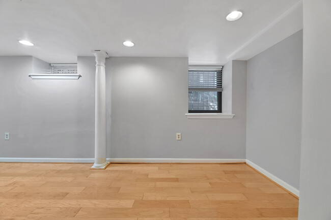 Building Photo - Marvelous 1 Bedroom Condo in Washington DC!