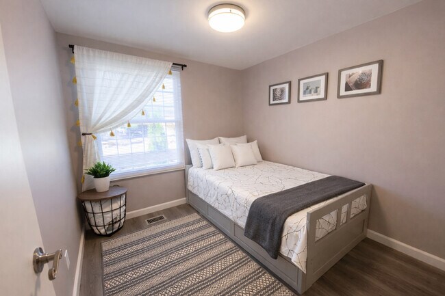 Building Photo - 11423-11425 5 Cedars Rd