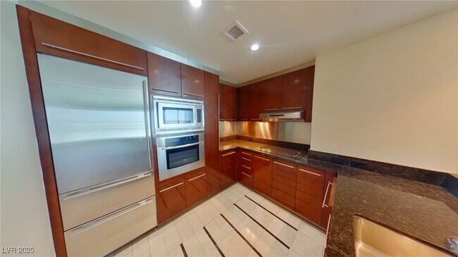 Building Photo - 2700 S Las Vegas Blvd