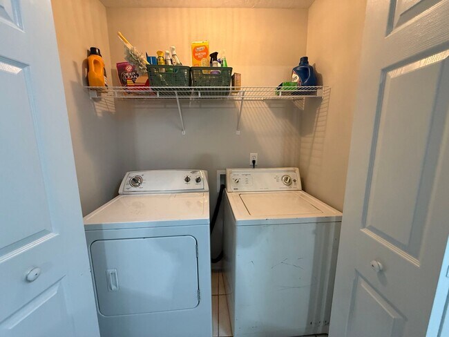 Building Photo - Great 2 Bedroom 2 Bath Townhouse with Garage