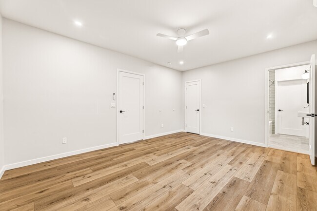 Building Photo - 4433 Maycrest Ave