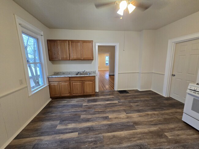 Building Photo - 804 E Division St