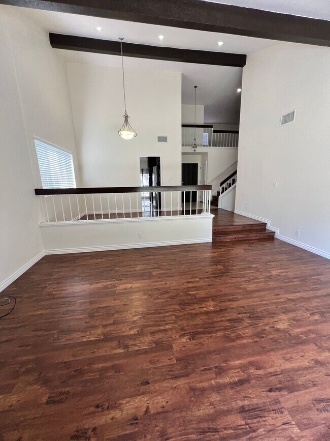 Building Photo - Camarillo - Four bedroom, 2.5 bathroom, plus loft