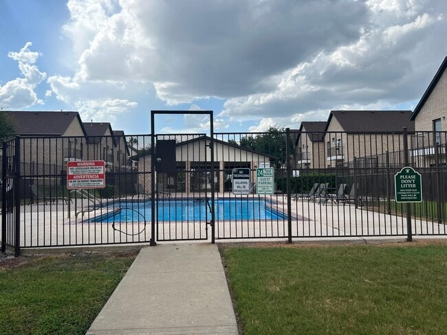 Building Photo - 2445 Monarch Dr