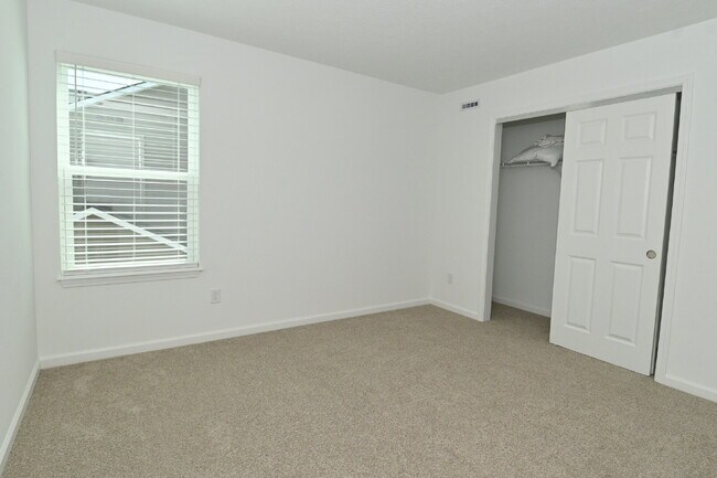 Building Photo - "Spacious 5-Bedroom Retreat with Luxurious Quartz Countertops & Fireplace on Deerberg Drive!"