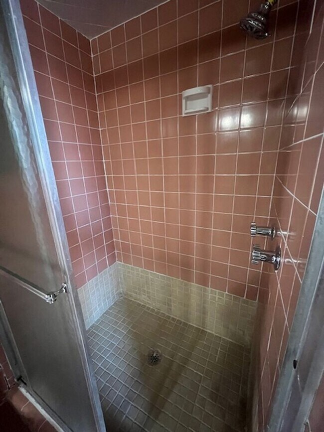 Building Photo - Large 1960's Home Near 21st & Sheridan!