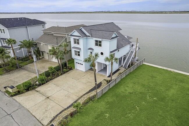 Primary Photo - 1322 Outrigger St