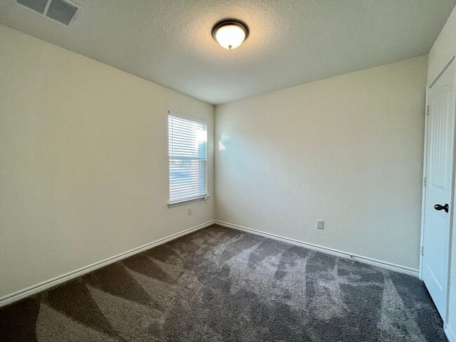 Building Photo - 3 Bedroom/2 Bath Skyview Subdivision