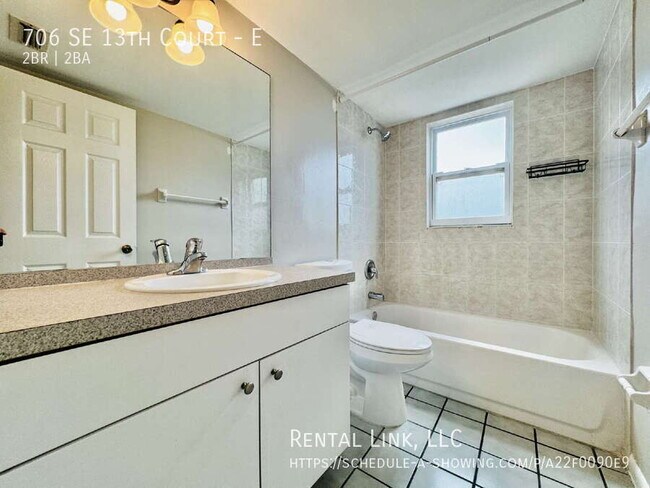 Building Photo - 706 SE 13th Ct