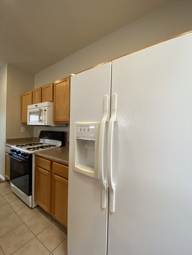 Building Photo - Gated Community - 2BR/Office