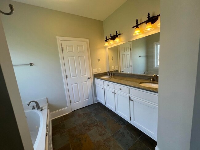 Building Photo - 2105 Harborview Dr