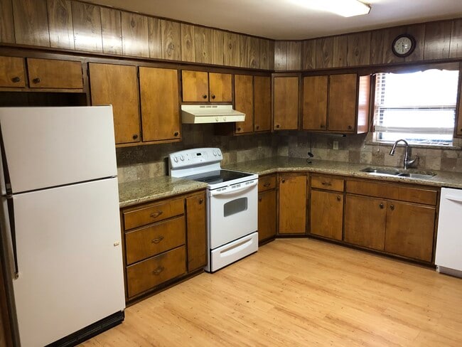 Building Photo - 109 Broadmoor Dr