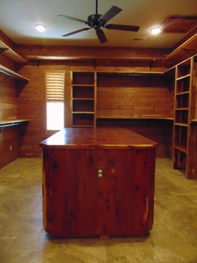 Building Photo - Majestic 3 Bed Mid MO Ranch!
