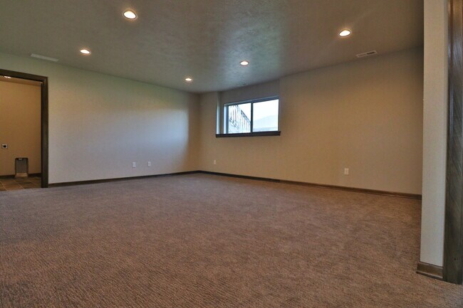 Building Photo - HUGE 4 bedroom home with fenced in backyard!