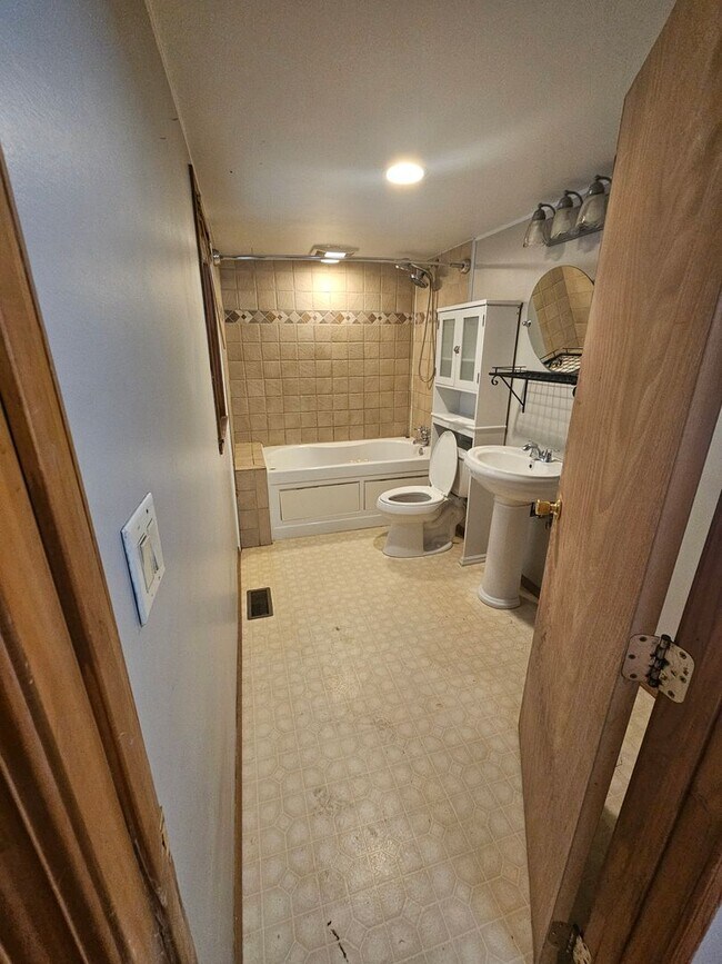 Building Photo - 3 bedroom | 1 Bathroom Home | Pets Welcome!