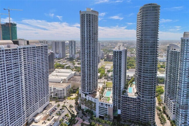 Building Photo - 1750 N Bayshore Dr