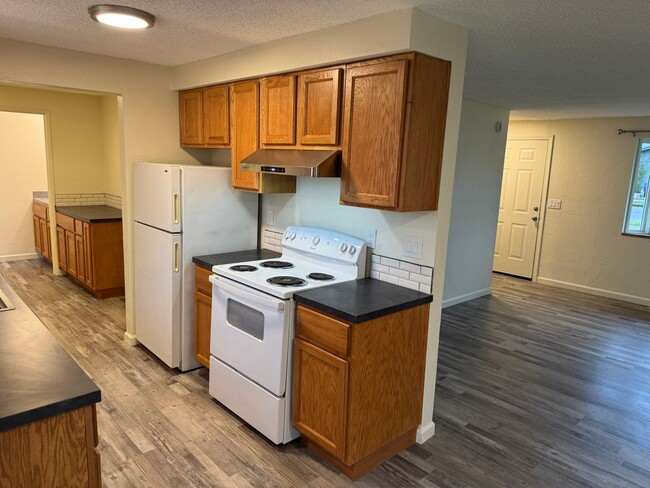 Building Photo - Beautifully updated 2 bedroom 1.5 bath duplex in Springfield!