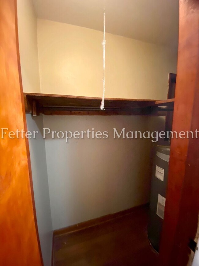 Building Photo - 1228