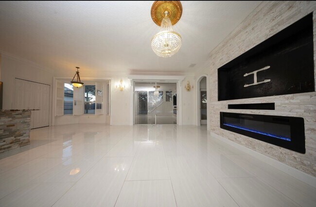 Building Photo - 5456 Los Palma Vista Dr